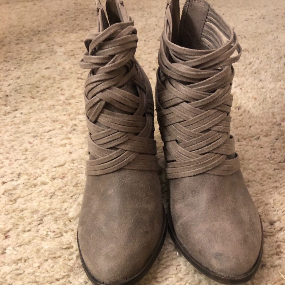 Size 8. Taupe, ankle booties.